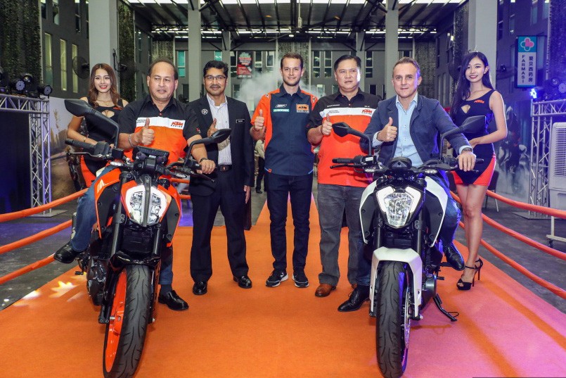 Sau khi được giới thiệu lần đầu tiên tại triển lãm EICMA, Milan, Ý, hãng xe Áo KTM đã chính thức vén màn phiên bản mới cho 2 mẫu naked-bike là  KTM Duke 250 và 390 tại Malaysia, đồng thời công bố giá bán cho 2 phiên bản.